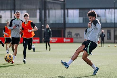 رغم اختطاف والده.. لويس دياز يعود لتدريبات ليفربول